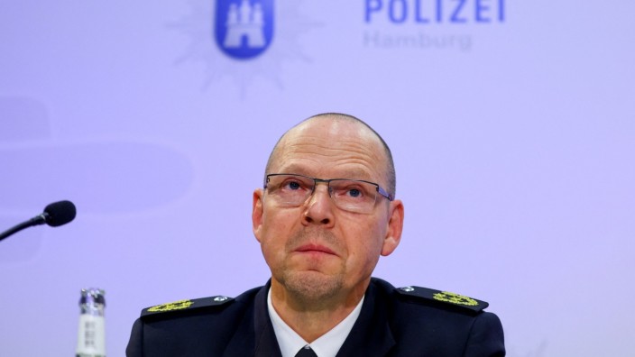 Schüsse in Hamburg: Weil Polizisten zufällig in der Nähe des Tatorts sind, können sie schnell eingreifen. "Das sofortige Handeln hat vielen Menschen das Leben gerettet", sagt Einsatzleiter Matthias Tresp.