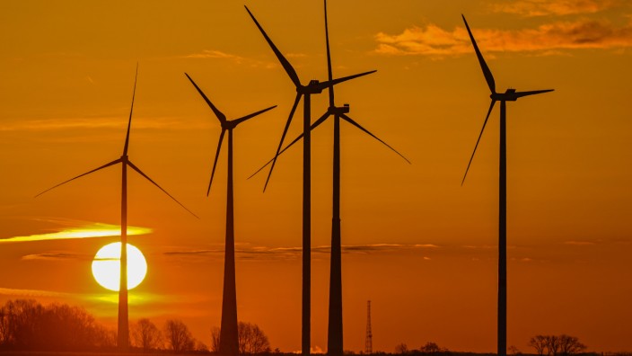 Energiewende im Landkreis Ebersberg: Die Sonne für den Windpark im Ebersberger Forst drohte bereits unterzugehen. Nun soll das Projekt durch eine neue Partnerschaft wieder Fahrt aufnehmen.