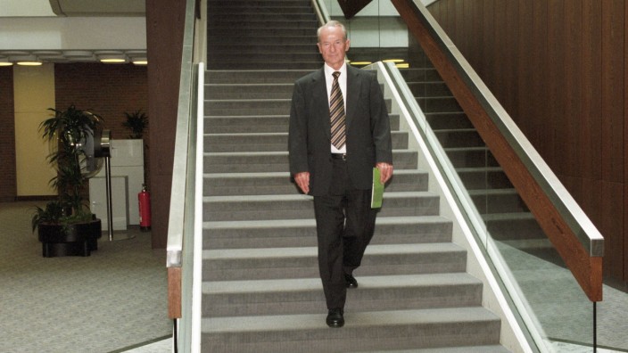 Bertelsmann: Reinhard Mohn, hier 1999 auf dem Weg zu einer Pressekonferenz in der Firmenzentrale in Gütersloh, war bis 1981 Vorstandsvorsitzender der Bertelsmann AG.