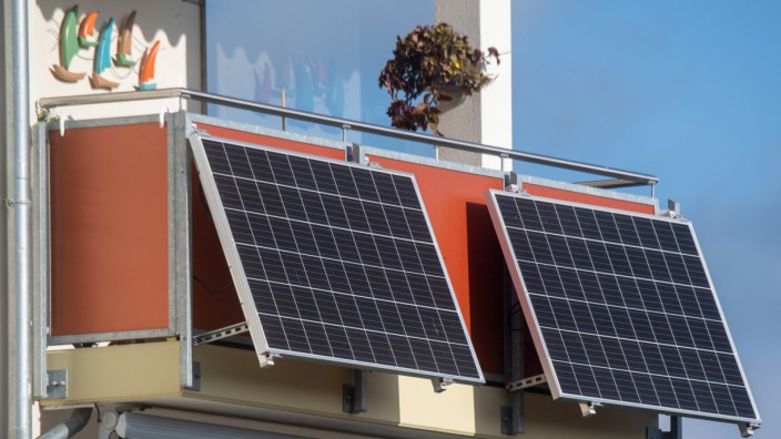 Solarstrom: Schmuckes Beiwerk: Balkonkraftwerke liefern Strom für den eigenen Haushalt und fallen optisch keineswegs negativ auf.