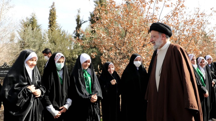 Iran: "Sie fürchten, dass mit dem Kopftuch das System fällt". Im Bild Präsident Ebrahim Raisi im Gespräch mit verschleierten Schülerinnen.