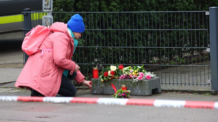 Schüsse in Hamburg: In Hamburg ist die Bestürzung über den tödlichen Angriff auf eine Versammlung der Zeugen Jehovas groß. Vor dem Gebäude legen Menschen Blumen nieder.