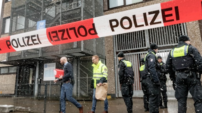 Schüsse in Hamburg: Polizeibeamte vor dem Tatort.