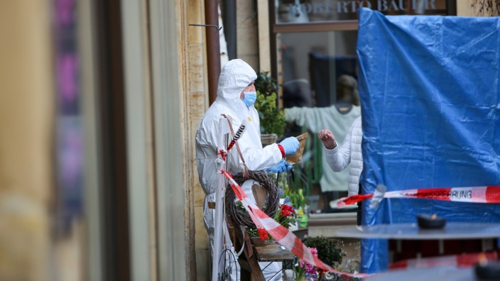 Polizei in Bayern: Die Spurensicherung arbeitet am Tatort, nachdem eine Mitarbeiterin in einem Blumenladen getötet worden ist.