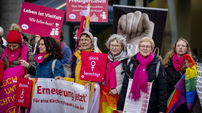 Katholische Kirche: Mitglieder der Katholischen Frauengemeinschaft Deutschlands (kfd) demonstrieren am Rande der fünften Synodalversammlung für Frauenrechte in der Kirche.