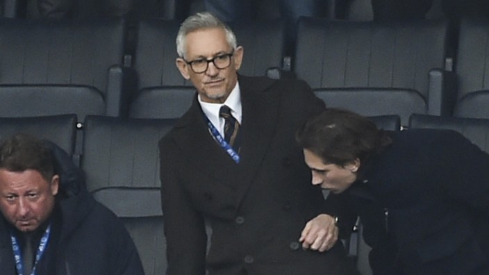 Großbritannien: Gary Lineker (Mitte) blieb dem Fußball nicht fern. Er saß am Samstag im Stadion und erhielt viel Zuspruch von den Fans.