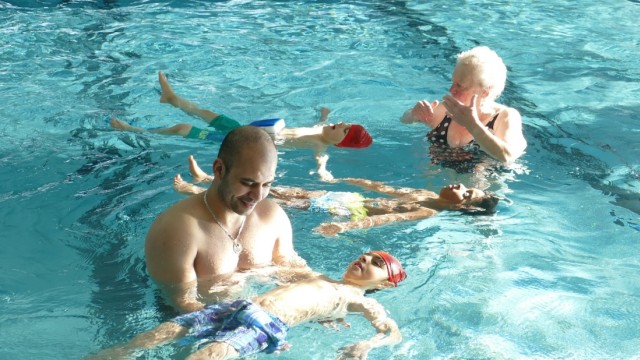 Karlsfeld: Hadi Hosseini und Karin Boger haben Flüchtlingskindern im Karlsfelder Bad das Schwimmen beigebracht.