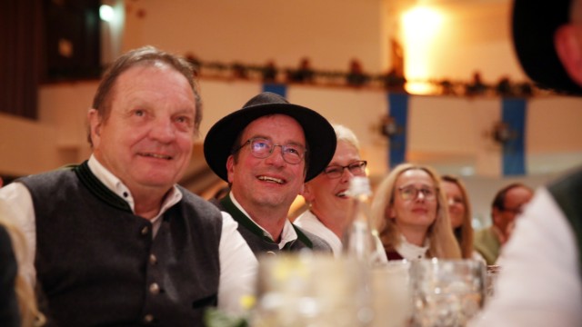 Starkbierfest Wolfratshausen: Auch der CSU-Landtagsabgeordnete Martin Bachhuber (links) und Geretsrieds Bürgermeister Michael Müller (CSU) sind unter den Gästen in der Loisachhalle.