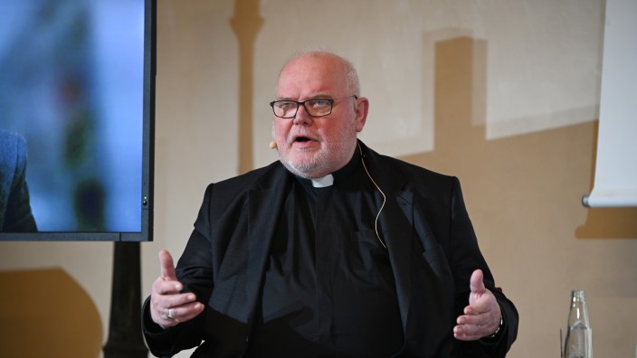 Kolumne: "Das ist schön": Kardinal Reinhard Marx bei der Podiumsdiskussion zum Missbrauchsgutachten in der katholischen Akademie.