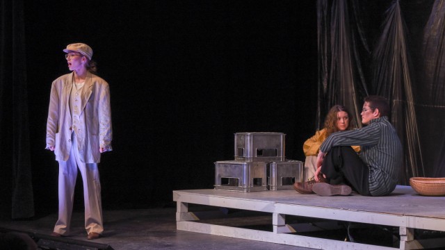 Schultheater in Schäftlarn: Emma Bunge spielt Shui Ta (links), rechts im Bild Carla Lotz als Frau und Luca Filzen als Mann.