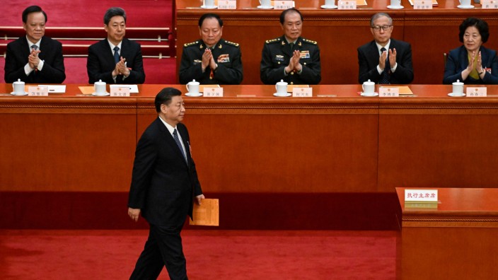 China: Arbeitsteilung im Land von Xi: Er hält gleich eine Rede, die anderen beklatschen ihn.