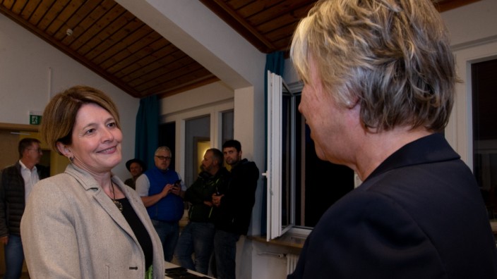 Wahlwiederholung in Fahrenzhausen: Alexandra Karl (links), hier am Abend der Stichwahl mit der damals siegreichen Susanne Hartmann, wird bei der Wiederholung der Wahl nicht mehr antreten.