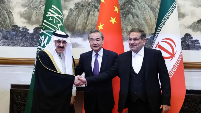 Persischer Golf: Chinas Top-Diplomat Wang Yi (Mitte) am vergangenen Freitag in Peking mit Irans Außenminister Ali Shamkhani (rechts) und Saudi-Arabiens Staatsminister Musaad bin Mohammed Al Aiban (links).