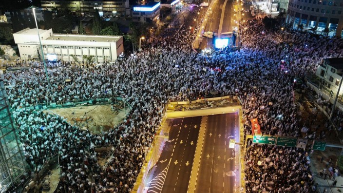 Israel: In Tel Aviv haben am Samstagabend rund 200 000 Menschen gegen die geplante Justizreform von Benjamin Netanjahus Regierung demonstriert.