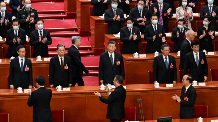 Volkskongress in China: Chinas Präsident Xi Jinping (Mitte) und seine Regierung werden bei der Ankunft in der Großen Halle des Volkes von den Mitgliedern des Scheinparlaments beklatscht.