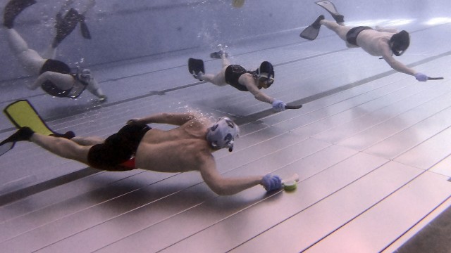 Unterwasserhockey: Wie viel Luft hat der Spieler am Puck noch? Und wie viel die Verteidiger?