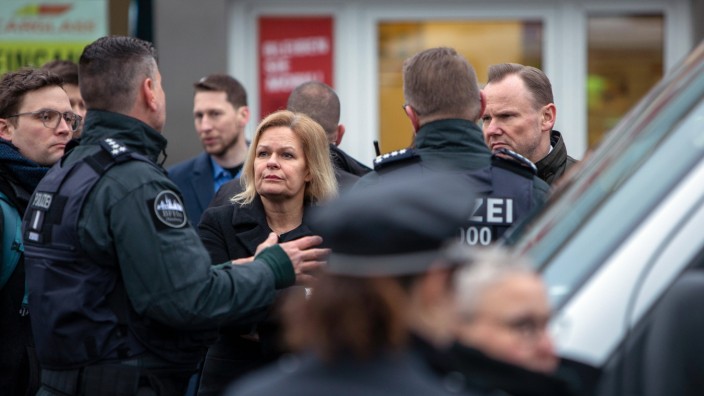 SZ am Abend: Bundesinnenministerin Nancy Faeser besuchte nach dem Attentat den Hamburger Tatort im Stadtteil Groß Borstel und sprach mit Einsatzkräften vor Ort.