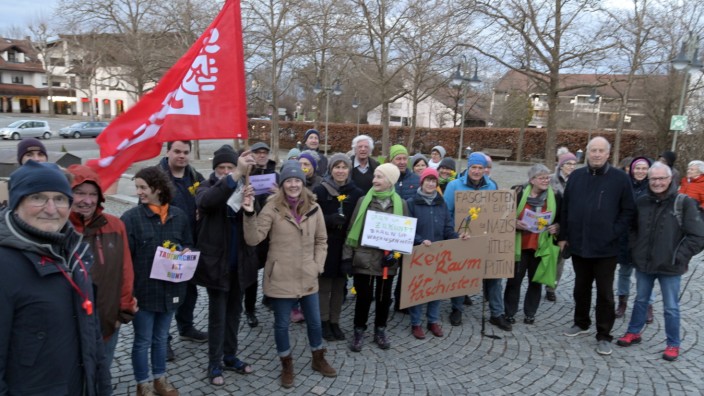 Taufkirchen: Zuletzt demonstrierten Mitte März mehr als 40 Menschen gegen ein Treffen der AfD im Kultur- und Kongresszentrum in Taufkirchen.