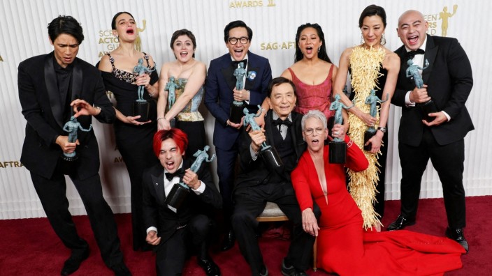 Preisverleihung in der Nacht auf Montag: Der Cast von "Everything Everywhere All At Once" hat Ende Februar bereits bei den Screen Actors Guild Awards in Los Angeles abgeräumt.