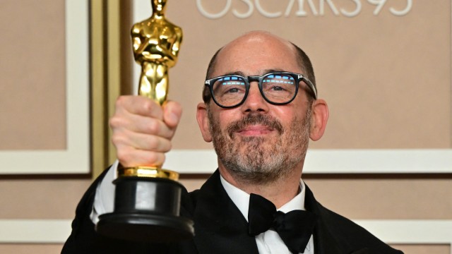 Academy Awards 2023: Der deutsche Regisseur Edward Berger mit seiner Oscar-Trophäe.