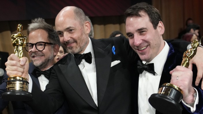 Academy Awards: Drei der vier Oscar-Preisträger für "Im Westen nichts Neues"(v.l.n.r.): Christian M. Goldbeck, Gewinner für das beste Produktionsdesign, Regisseur Edward Berger, für den besten internationalen Film, und James Friend, Gewinner für die beste Kamera.