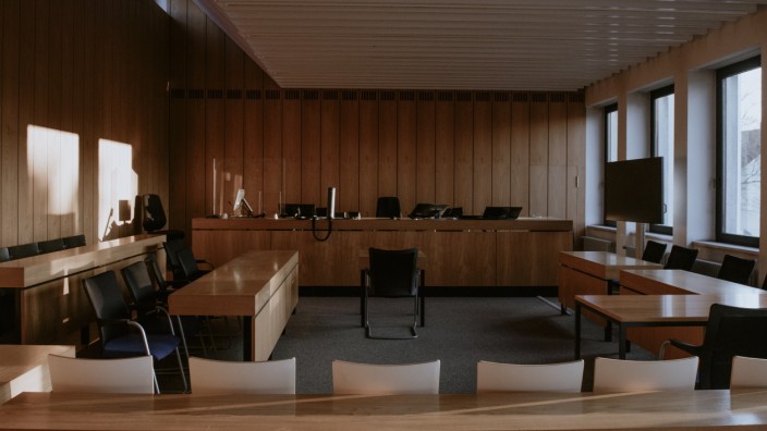 Gericht: Das Brucker Amtsgericht verurteilt den Angeklagten wegen des Verwendens von Kennzeichen verfassungsfeindlicher Organisationen.