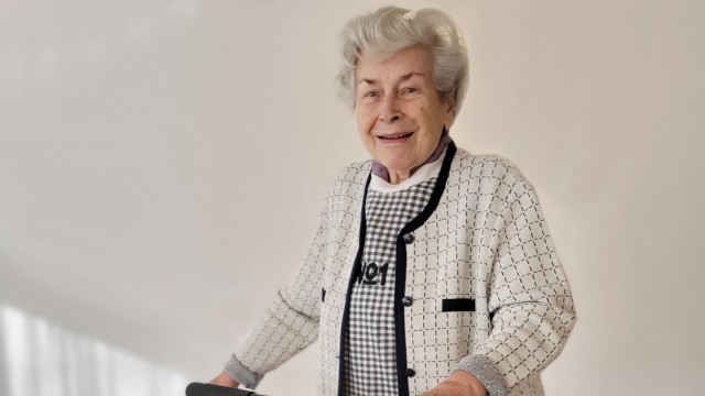 Gesundheit im Landkreis Ebersberg: Sieglinde Blettinger, Bewohnerin des Kirchseeoner AWO-Seniorenzentrums, trainiert regelmäßig auf einem Trampolin.