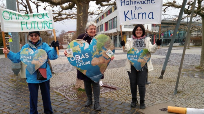 Germering: Ein Herz für die Erde: Mitglieder der Germeringer Gruppe "Omas for Future" bei der Klimawache am Marktplatz.