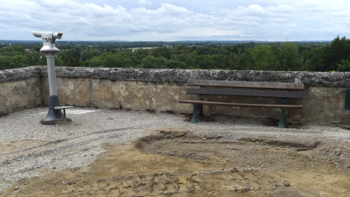 Dachau: Bereits im Jahr 2021 wurden die Löcher im Boden des Schlossgartens begutachtet.