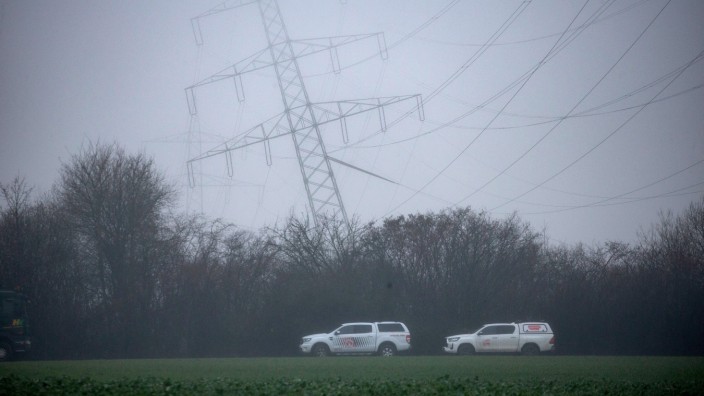 Nordrhein-Westfalen: Ein Strommast am Tagebau Garzweiler steht nach einer Beschädigung schräg.