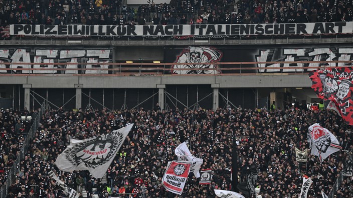Champions League in Neapel: Beim Spiel gegen Stuttgart am vergangenen Samstag protestierten Frankfurts Ultras gegen die Umstände der Partie in Neapel.