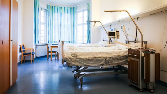 Gesundheitspolitik: Notfall Krankenhaus: Pandemie und Inflation haben viele Kliniken in große finanzielle Schwierigkeiten gebracht.