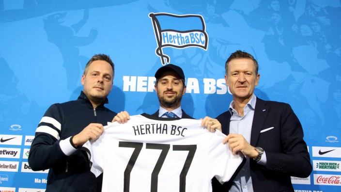Hertha BSC: Der neue Partner in der Mitte: Josh Wander, Gründer und CEO von "777 Partners", flankiert von Hertha-Präsident Kay Bernstein (links) und Klub-Geschäftsführer Thomas Herrich.