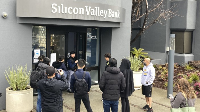 Bankenkrise: Ist noch Geld da? Kunden stehen am vergangenen Freitag vor der Silicon Valley Bank im kalifornischen Santa Clara.