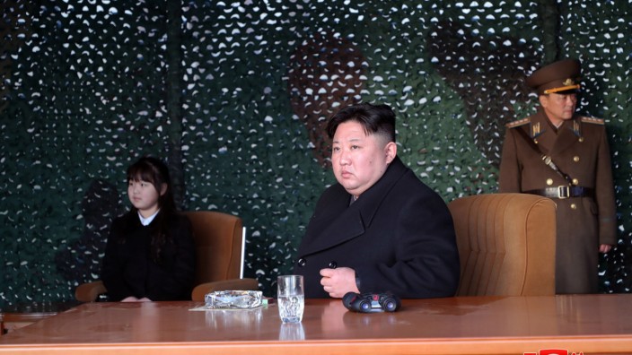Asien: Dieses Foto der nordkoreanischen Nachrichtenagentur KCNA zeigt angeblich Machthaber Kim Jong Un mit seiner Tochter (links) beim Inspizieren einer Artillerieübung.