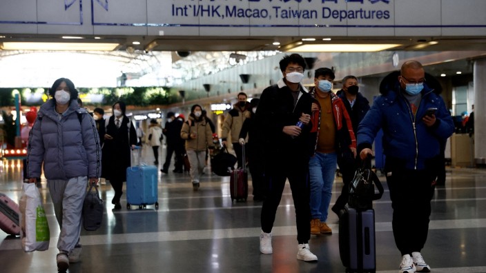 Visa-Vergabe: Reisende am Pekinger Flughafen. Das Land hebt die Einreisebeschränkungen für Touristen auf.
