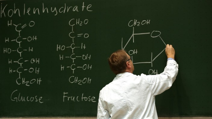 Bildung: Lieber Chemische Formeln pauken oder doch lieber Französischvokabeln? Vor dieser Entscheidung stehen derzeit die Siebtklässler an vielen Gymnasien.