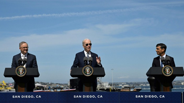 Allianz gegen China: US-Präsident Joe Biden mit dem australischen Ministerpräsidenten Anthony Albanese (l.) und dem britischen Premierminister Rishi Sunak (r.) am Montag in San Diego.