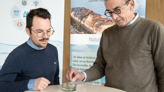 Herrsching: Maximilian Bleimaier (links) und Frowin Puntsch beobachten, wie ein Naturhaarfilter verschmutztes Wasser reinigt.