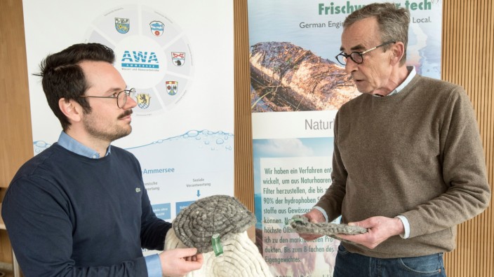 Herrsching: Spüren, wie sich ein Naturhaarfilter anfühlt, will Maximilian Bleimaier (links), Vorstand der AWA Ammersee. Er diskutiert mit Frowin Puntsch (rechts), dem Gründer der Herrschinger Firma Frischwasser Tech, über das von ihm entwickelte Produkt.