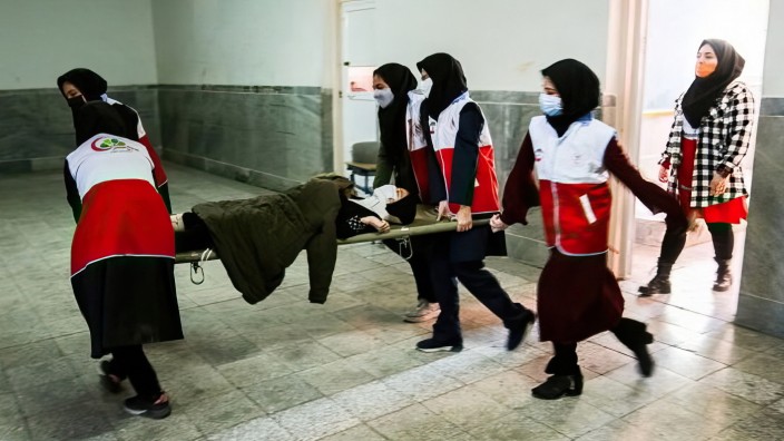 Iran: Schon wieder muss ein Mädchen mit Vergiftungserscheinungen aus einer Grundschule in Teheran getragen werden. Mittlerweile gibt es mehr als 1000 solcher Fälle - die Ursache dafür ist offiziell ungeklärt.