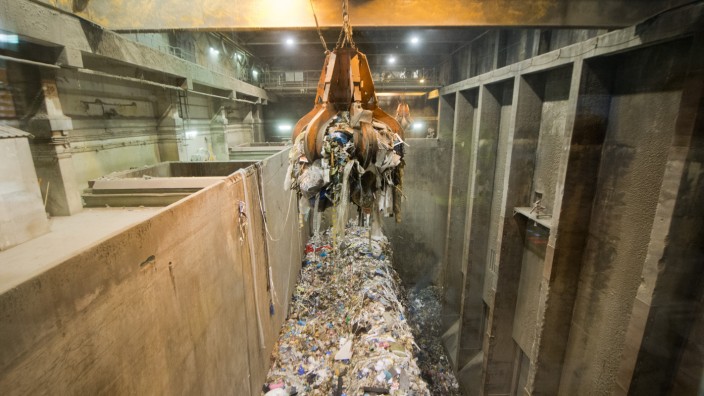 Abfall- und Kreislaufwirtschaft: Müllverbrennungsanlage der EEW in Hannover. In Deutschland werden noch immer riesige Abfallmengen verfeuert.