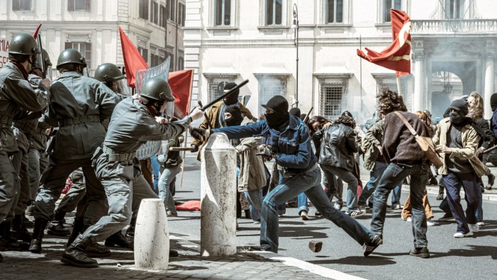 Italienische Serie auf Arte: "Und draußen die Nacht": Italien 1978: Die politischen Spannungen führen immer wieder zu gewaltsamen Ausschreitungen zwischen den Kommunisten und der Polizei - Szene aus "Und draußen die Nacht".