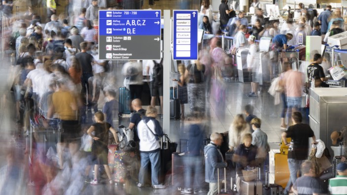Luftverkehr: Reisestress: So wie hier im Juli 2022 soll es diesen Sommer auf dem Frankfurter Flughafen nicht zugehen, verspricht der Betreiber Fraport.