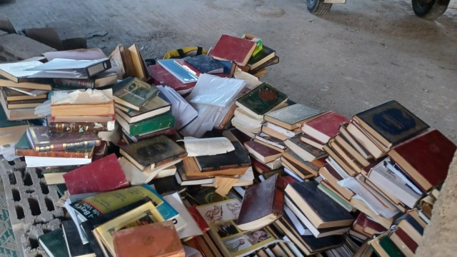 Erdbebenhilfe aus Bayern: Ein Baggerfahrer rettete aus der Bibliothek von Aksoys Vaters 300 Bücher.