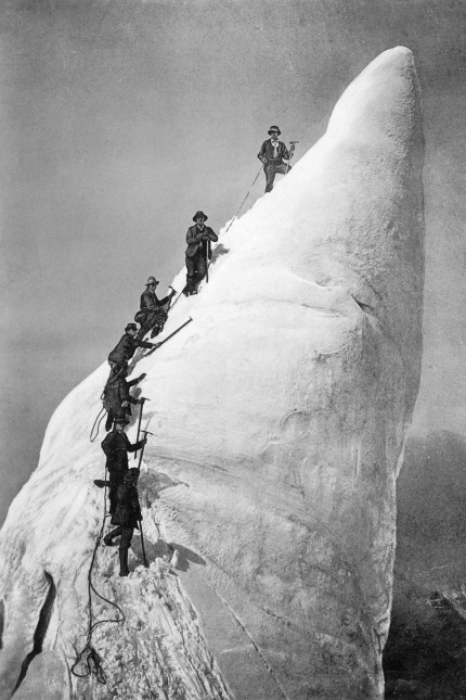 Kompass: Als der Hochleistungsalpinismus noch in ferner Zukunft lag: Seilschaft bei der Besteigung eines Eisturmes in den Zentralalpen.