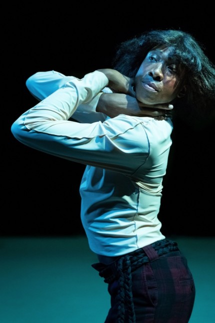 Kompass: Tänzer Corey-Scott Gilbert in Ligia Lewis' Choreografie "Still Not Still" in der Muffathalle.