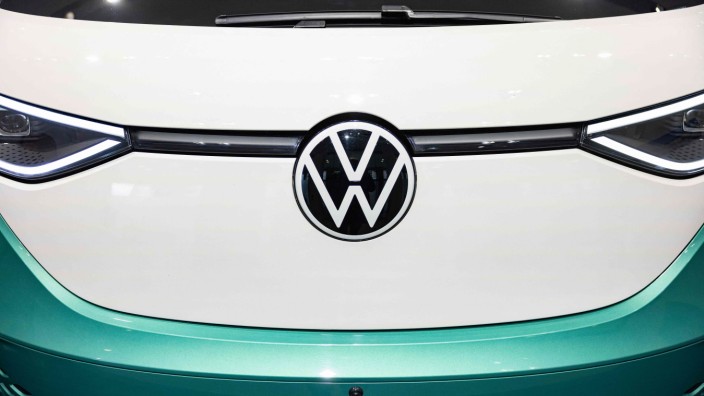 Autoindustrie: Hohe Gewinne: Das Logo von VW am neuen elektrischen VW-Bus, der jetzt ID Buzz heißt.