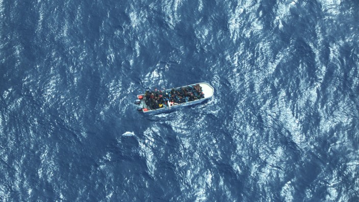 Migrationspolitik: Ein Bild der Organisation Sea-Watch zeigt Flüchtlinge im südlichen Mittelmeer.
