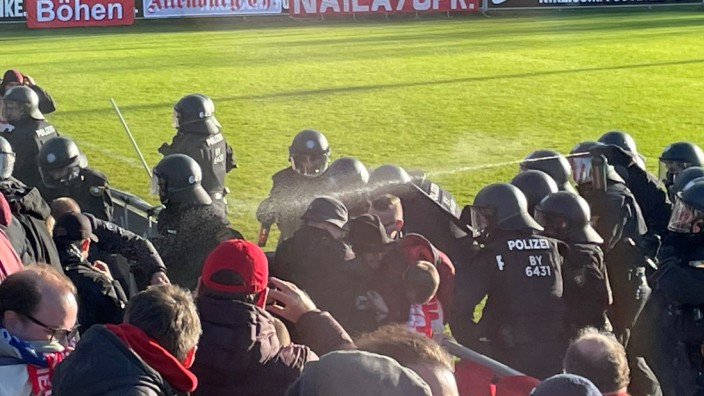 Fußballspiel abgebrochen: Der umstrittene Polizeieinsatz gegen Bayernfans in Heimstetten soll ein juristisches Nachspiel haben.
